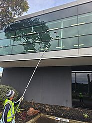 How Do Professionals Clean Windows? - Nationwide Commercial Cleaning