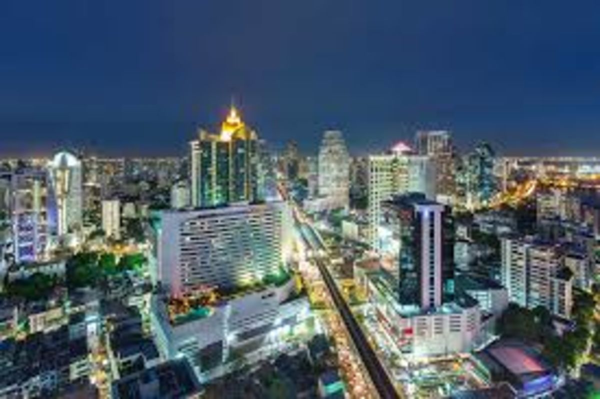 Куала лумпур бангкок. Сукхумвит Бангкок. Сукхумвит роуд. Sukhumvit soi Бангкок. Столица Тайланда - город Бангкок.