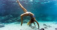 Cô gái ‘chơi trội’ mặc bikini xuống đáy biển tập thể hình