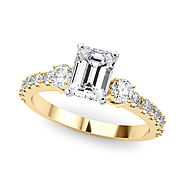 10 carat Yellow gold Emerald Cut Three-Stone Diamond Pavé Band with Prong Setting