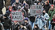 Tausende Menschen gehen in Friedrichshain gegen Neonazi-Demo auf die Straße | rbb24