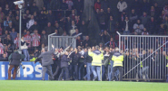 15 maart 2001 Eric Gerets houdt boze PSV-fans tegen [video]