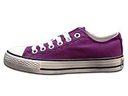 giày converse màu tím cũng vậy là đôi giày của những cặp đôi đang yêu