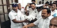 तमिलनाडु के डीएमके नेता एम.के. स्टालिन धरने पर बैठे