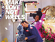 „Make love not walls” - całujący się mężczyźni w kampanii odzieży Diesel (wideo)