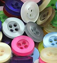 Botones de plastico que están disponibles en varias formas y tamaños