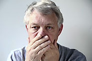 بوی بد دهان حاصل از چیست و چه زمانی فرد باید به دندان پزشک مراجعه کند؟ | کلینیک آیریس