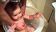 Kąpiel dziecka w wiaderku