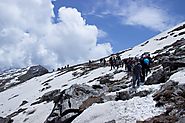 Manali trekking camp - Trekking thru the mountains