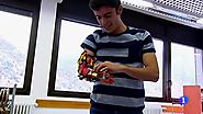 Un joven se construye una prótesis para su antebrazo con piezas de Lego
