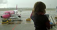 Pierwsza podróż samolotem z dzieckiem. Jak się przygotować?