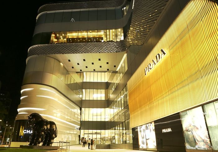 Bangkok, Thailand. 18th Aug, 2015. A security guard at the Louis Vuitton  store in Gaysorn, an exclusive mall across the street from Erawan Shrine.  The windows to the store was broken in