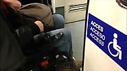 Atrapados en las puertas del metro en sillas de ruedas