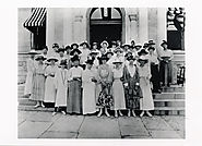 Women headed to vote at the Courthouse in Travis County (1918)