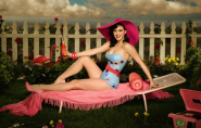 Immagini in alta definizione di Katy Perry con un look vintage | FotoVips