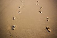 Footprints of God (Spiritual Short Story) – God is always with you | Invajy