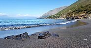 Cala Jannita arena negra y bandera azul, este tramo de Basilicata con vistas al mar Tirreno.