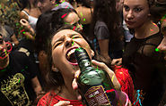 Girls Drinking Alcohol: युवावस्था में शराब पीने से लड़कियों में हो सकती हैं ये गंभीर स्वास्थ्य समस्याएं, रहें सावधान