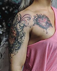 Nőies felkar és váll tetoválás