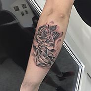 Gyémánt és rózsa alkar tetoválás