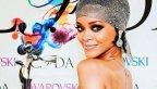 Rihanna recibe premio como icono de la moda, casi desnuda