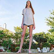 Share4all » Fitness » The World's longest Legs Girl Height 6 feet 9 Inches