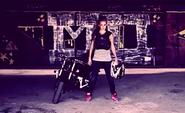 Los hombres adoramos a las mujeres motociclistas