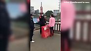 La police arrête une femme sans masque en Chine et se suicide en sautant du pont