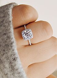 How to design a custom engagement ring?