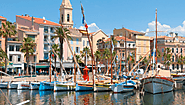 Un village vacances au bord de la mer Méditerranée : la solution économique sur la Côte d'Azur